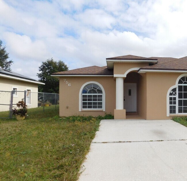 Building Photo - 756 Camel Ct