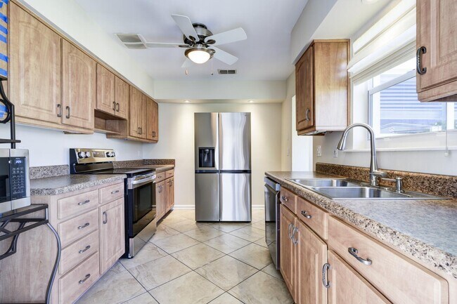 Building Photo - 1452 Crest Dr