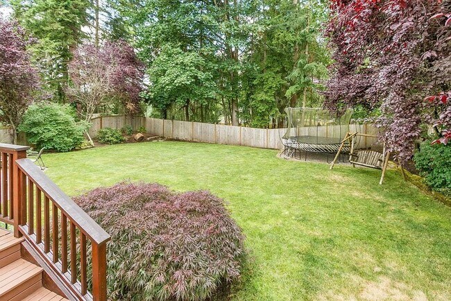 Building Photo - Spacious 5-Bedroom Home with Fenced Yard a...