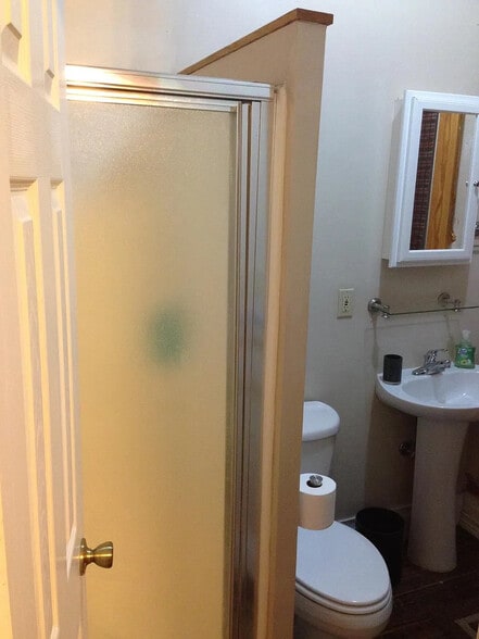 Building Photo - Room in Condo on E San Antonio St