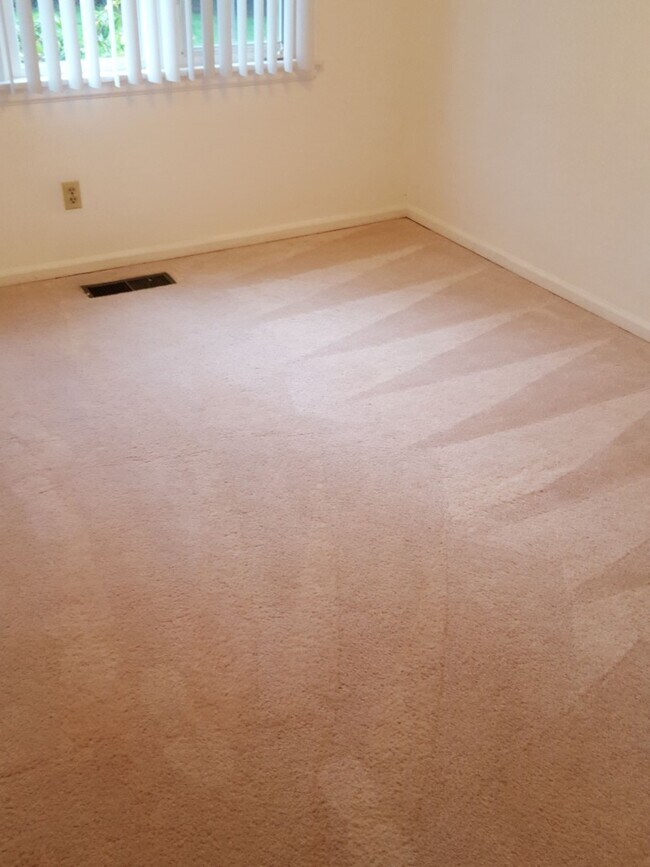 Building Photo - University Place 2bd 2bth, with bonus/office, $2,995 includes yard care and utilities other than ...