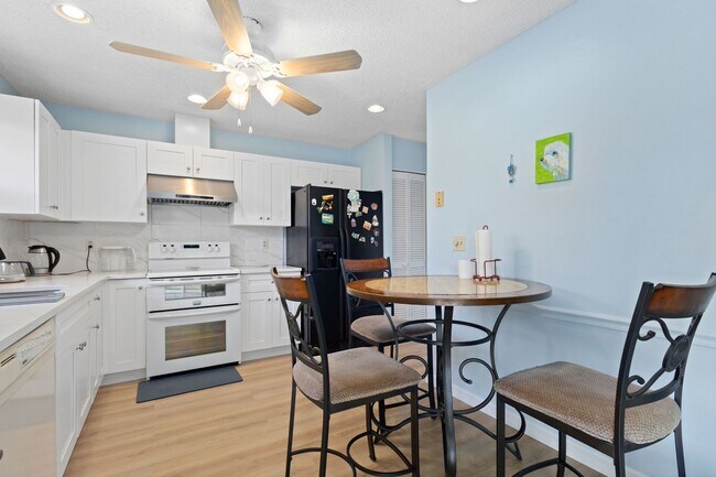 Building Photo - beautiful Sarasota 3 bedroom 2 bathroom ho...
