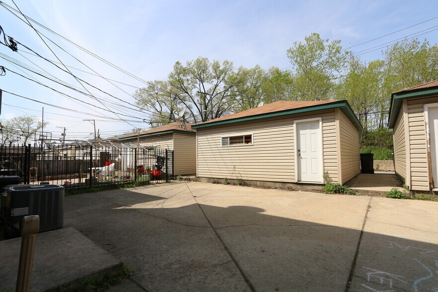Building Photo - 2708 W 37th Plz