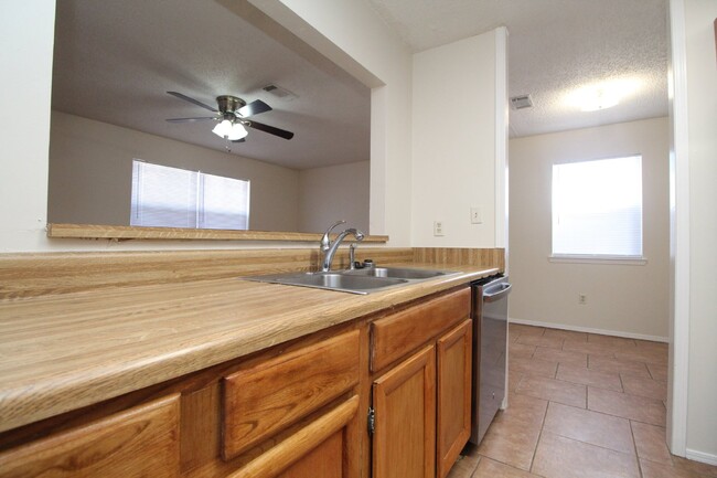 Building Photo - 2/1 Gulf Breeze Duplex! Pet friendly with ...