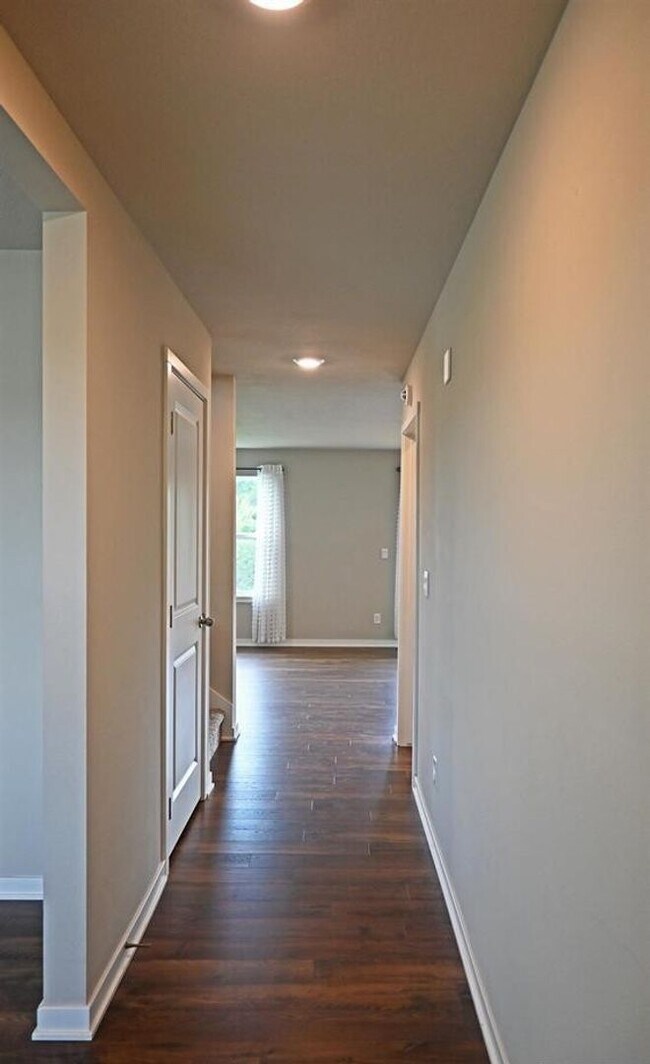 Building Photo - Spacious Elegance Meets Modern Comfort In ...