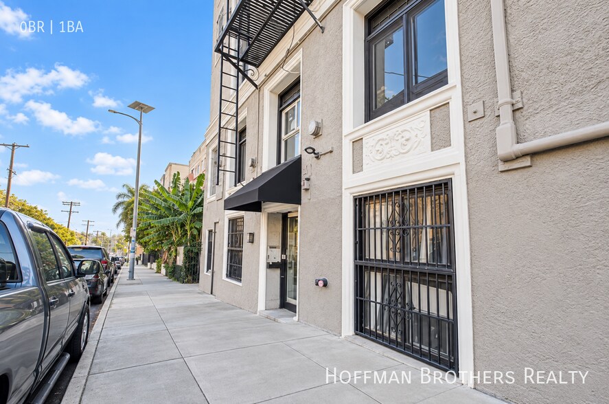 Building Photo - 425 S Grand View St