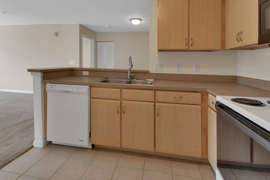 Building Photo - 940 Village Trl