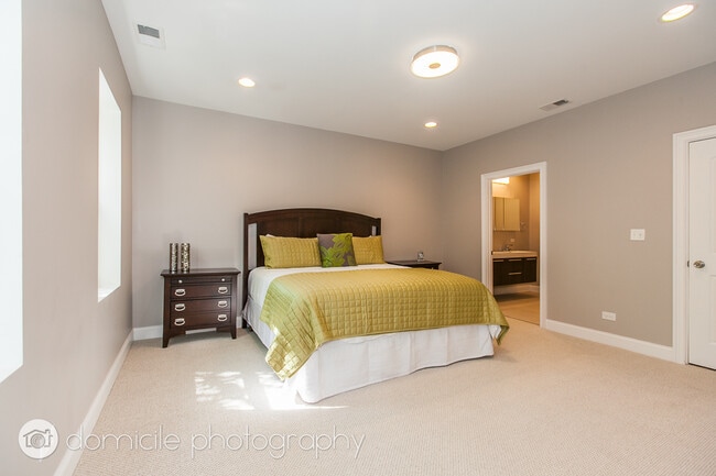 Building Photo - 806 S Oakley Blvd