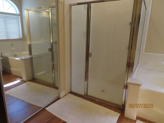 Building Photo - 4 Bedroom 2.5 Bath w/3 Car Garage in Super...
