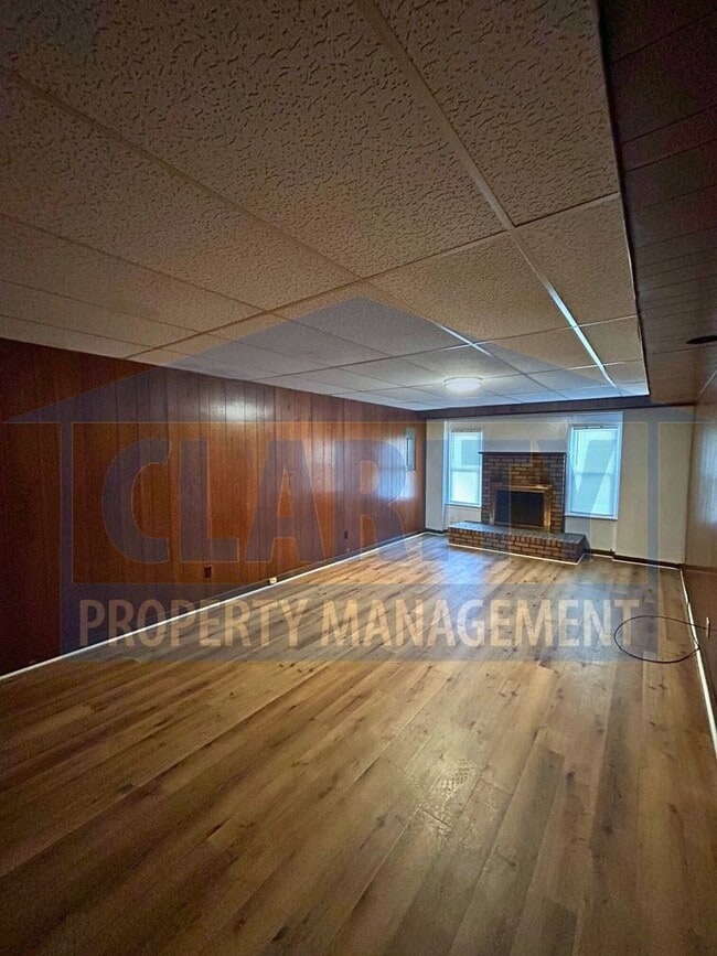 Building Photo - Three bedroom home w/ two bonus rooms!