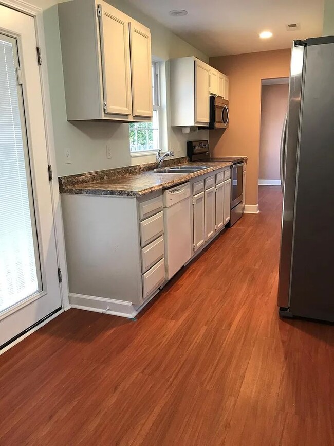 Building Photo - Immaculate and spacious home