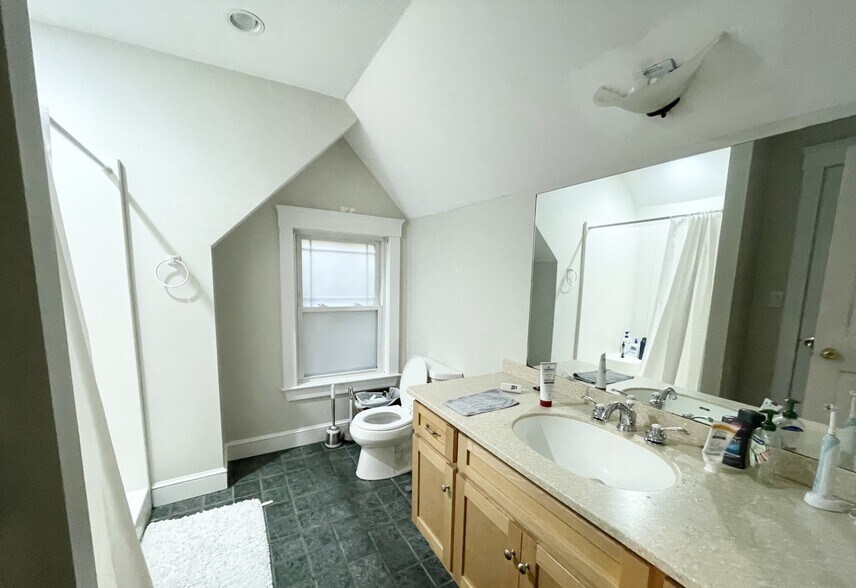 Building Photo - 27 Iroquois St