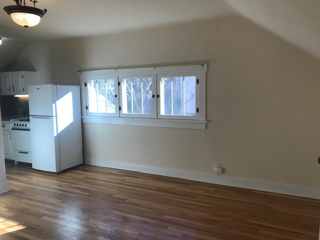 Building Photo - Spacious Top Floor One Bedroom Next To Cha...