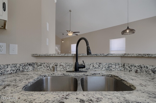 Building Photo - 12110 Sal Rasura Ct