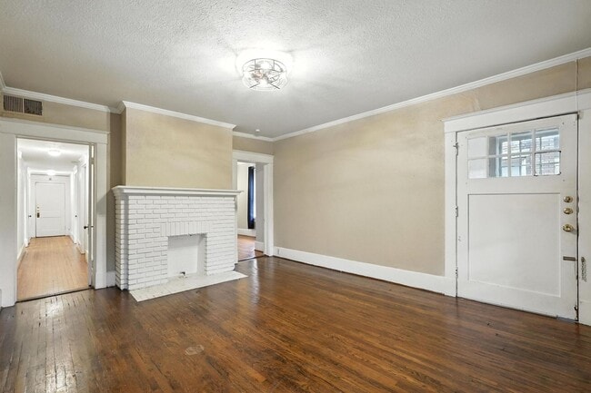 Building Photo - Beautiful 3-Bedroom Triplex in the Munger ...