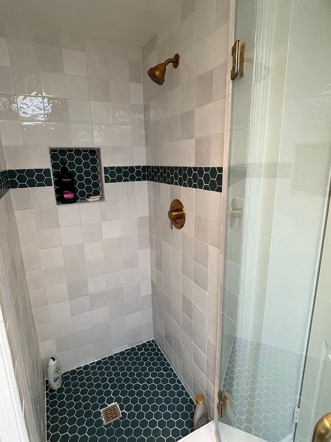 Building Photo - Remodelled Two Bedroom Condo with Ocean Views for Days!