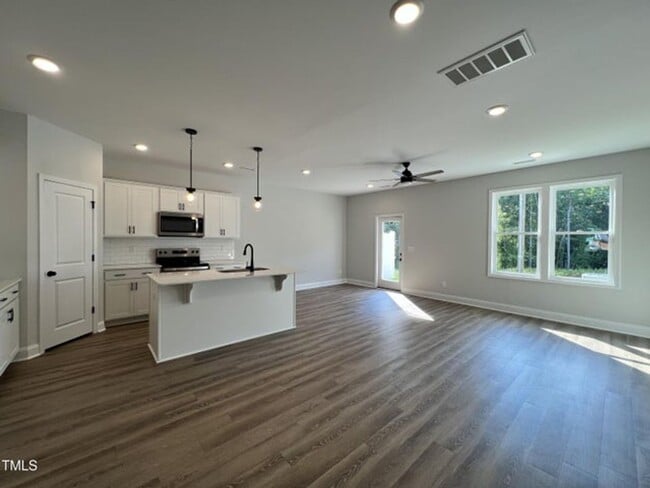 Building Photo - 3 Bedroom/2.5 Bath/Loft/1 Car Garage Townhome in Clayton