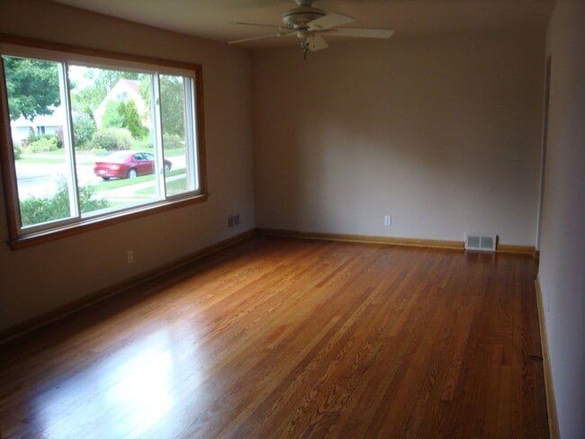 Building Photo - 3 Bedroom, 2 Bath Single Family Home in Quiet Kenosha Neighborhood