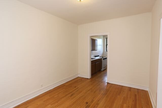 Building Photo - 842 W Waveland Ave