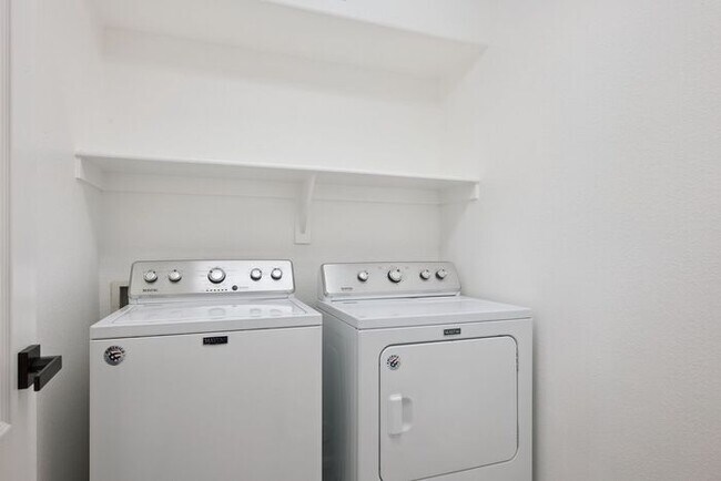 Building Photo - Very nice single level home with 4 bedrooms and 2 baths!