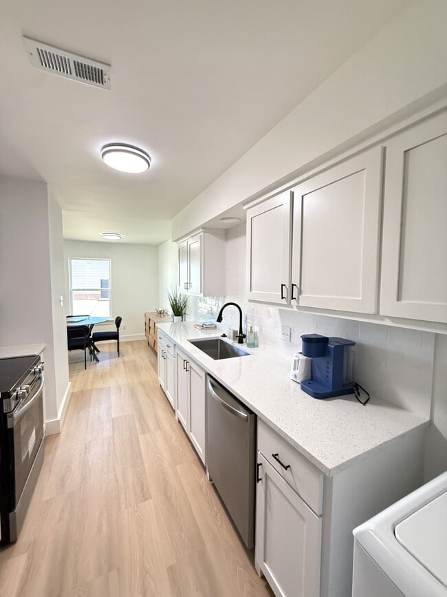 Building Photo - 1126 W Cato Springs Rd