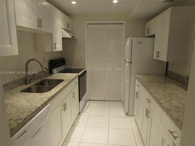 Building Photo - 200 Lakeview Dr