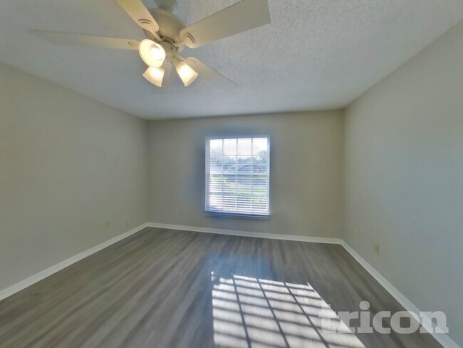 Building Photo - 19203 Sunlake Blvd