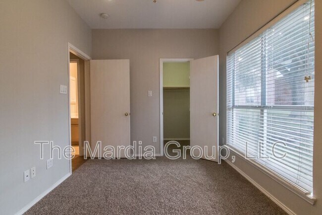 Building Photo - 3904 Brandon Park Dr