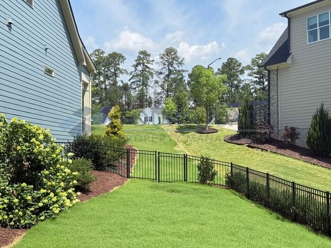 Building Photo - Beautiful  3-Bedroom Home with Loft, Screened Deck & Fenced Backyard – Convenient to Duke Univers...