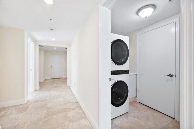 Building Photo - 15051 Royal Oaks Ln