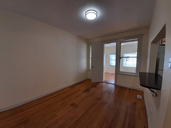 Building Photo - 5118 N Kenmore Ave