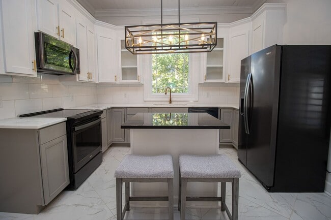 Building Photo - Historic Charm Meets Modern Living in Olympia – Walk to Williams-Brice Stadium!