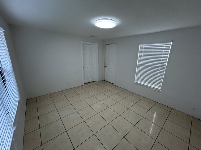 Building Photo - "Charming 3-Bedroom Home in St. Petersburg with Spacious 1,199 Sq Ft Layout!"