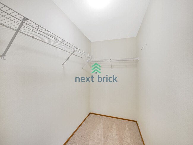 Building Photo - 4 Bed and 2.5 Bath Single-family Home is A...