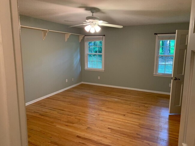 Building Photo - 350 Hollyberry Dr