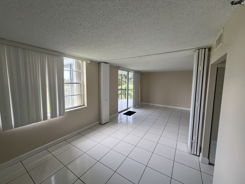 Den/3rd Room - 6400 NW 2nd Ave