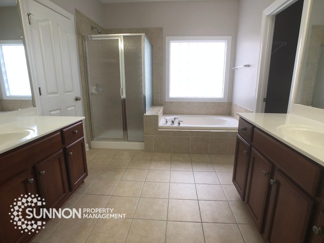 Building Photo - Gorgeous 4 BR 3 BA + Bonus in Winding Walk