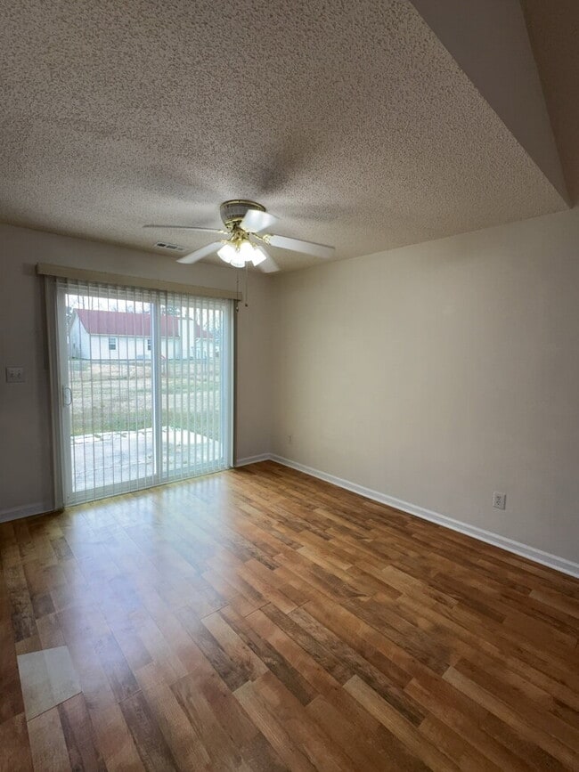 Building Photo - Spacious 3 Bedroom Home-122 Horse Shoe Bend