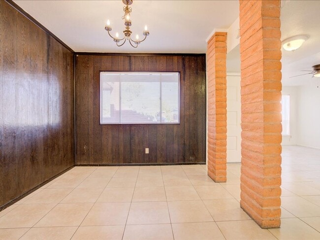 Building Photo - EASTSIDE LOCATION!!!