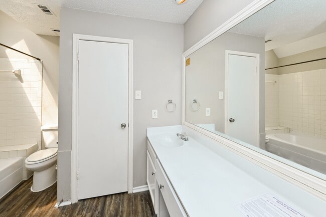 Building Photo - 11811 Meadowchase Dr