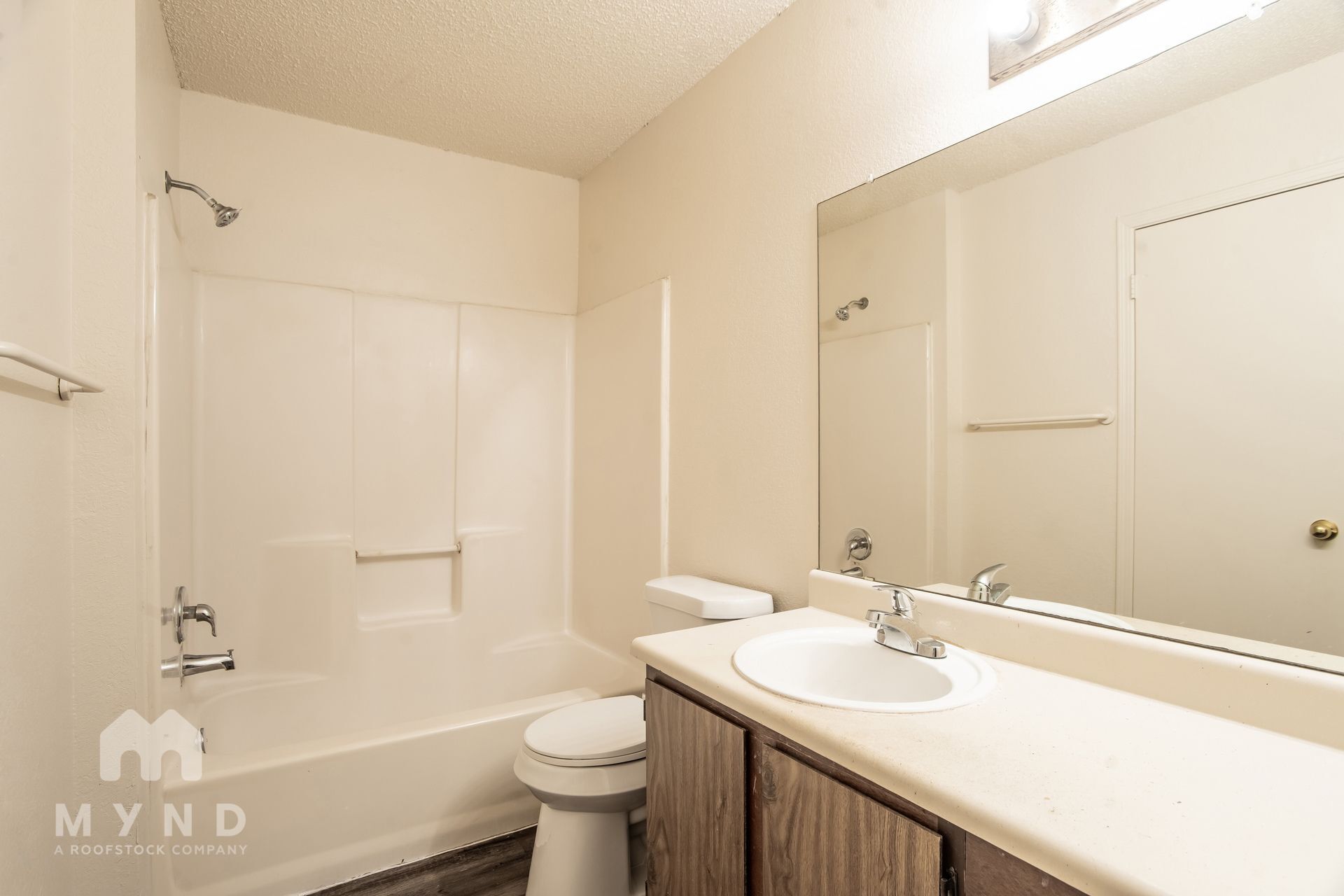Building Photo - 2214 Creekside Ln