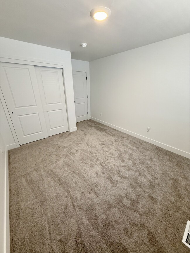 Building Photo - 564 1860 N