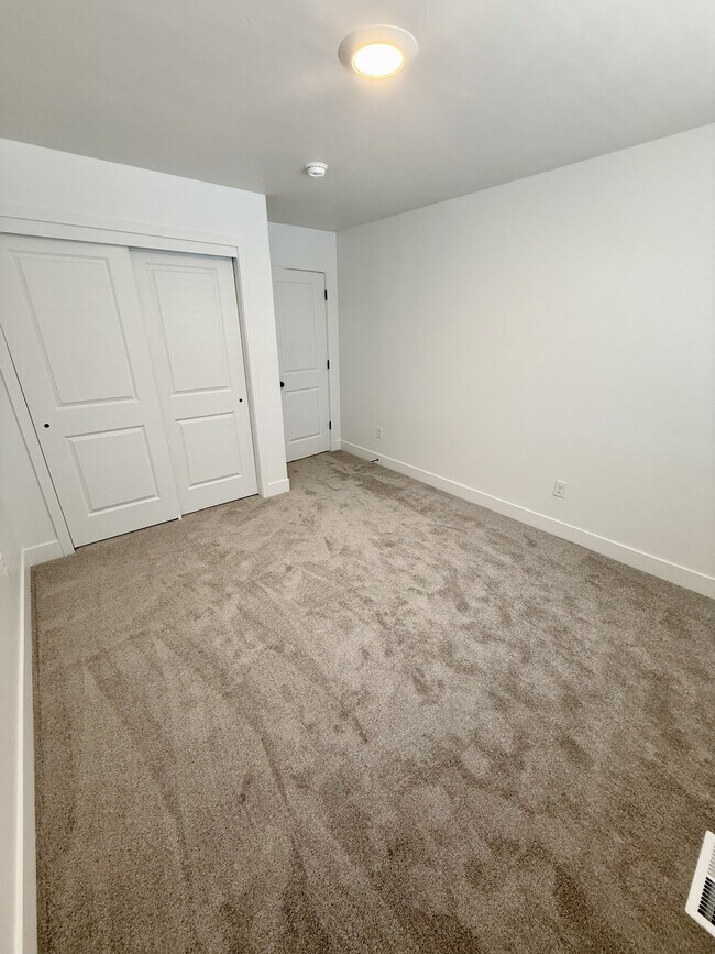Building Photo - 564 1860 N
