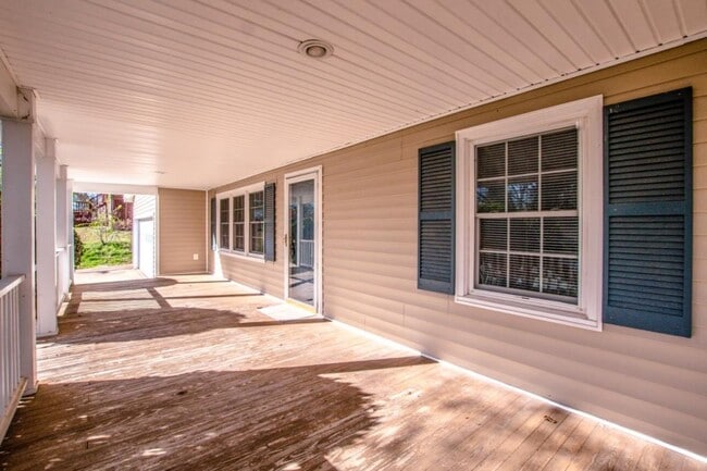 Building Photo - 2089 Rock Springs Cir