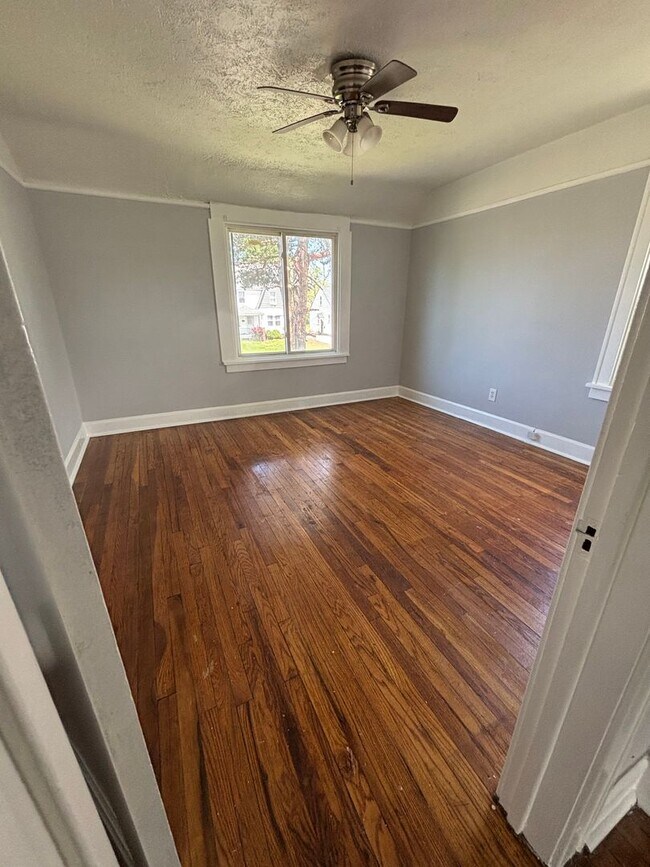 Building Photo - 3bd Single Maple Section 8
