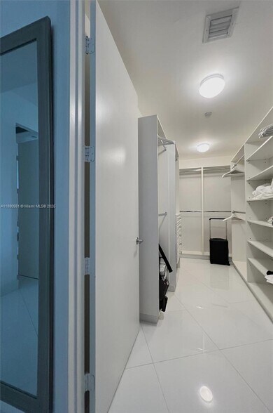 Building Photo - 15811 Collins Ave