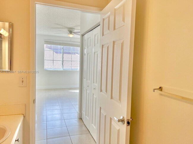 Building Photo - 8000 N Nob Hill Rd