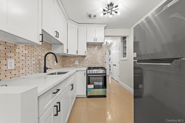 Building Photo - 877 E 55th St