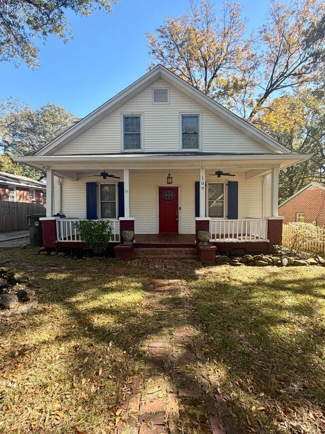 Building Photo - Charming 4BR/2BA House w/ Fenced back yard!