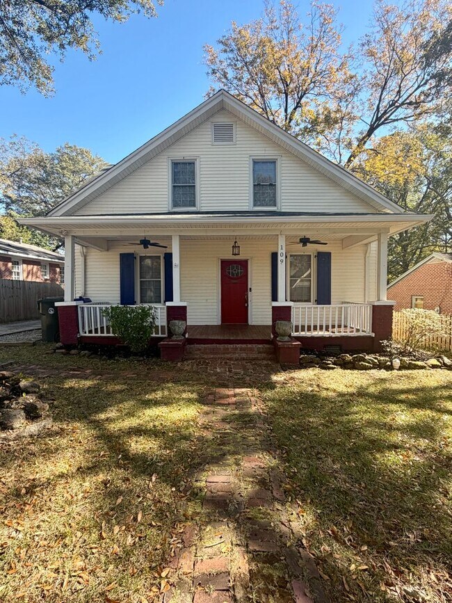 Primary Photo - Charming 4BR/2BA House w/ Fenced back yard!